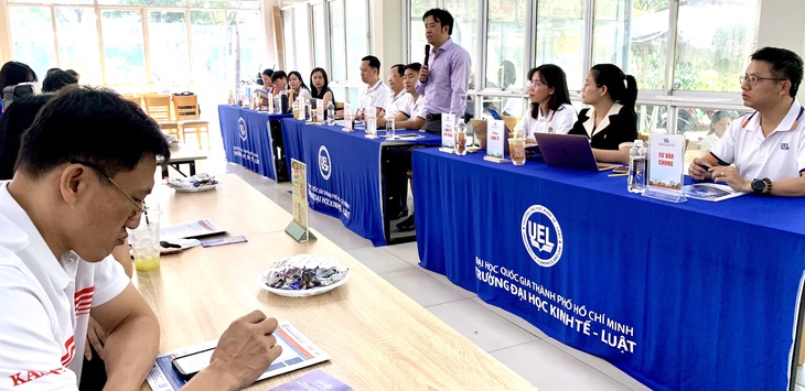 Nhiều trường ‘chơi lớn’ tại Ngày hội lựa chọn nguyện vọng xét tuyển - Ảnh 2.