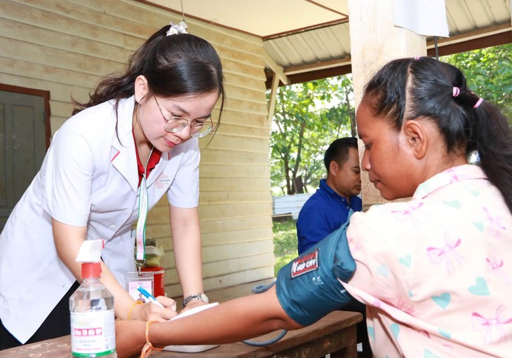 Áo xanh tình nguyện TP.HCM giữa vòng tay bạn bè Lào - Ảnh 1.