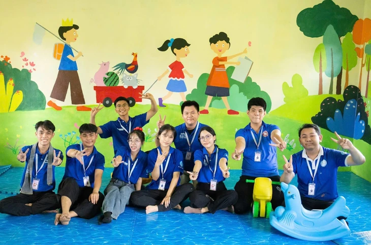 Áo xanh tình nguyện TP.HCM giữa vòng tay bạn bè Lào - Ảnh 3.