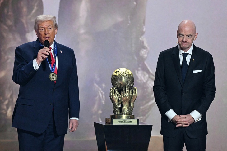 FIFA bị gây sức ép điều tra ông Infantino vụ trao 'giải Hòa bình' cho ông Trump - Ảnh 1.