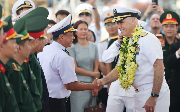 9 thành viên ban nhạc trên tàu sân bay Mỹ biểu diễn ca khúc 'Việt Nam ơi' bên cầu Rồng Đà Nẵng - Ảnh 4.