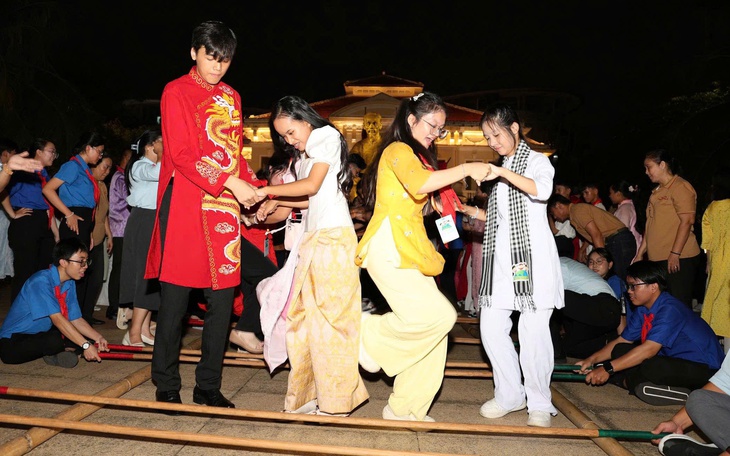 Hiểu nhau hơn từ cuộc trao đổi thẳng thắn của lãnh đạo trẻ Việt Nam - Lào - Campuchia tại TP.HCM  - Ảnh 9.