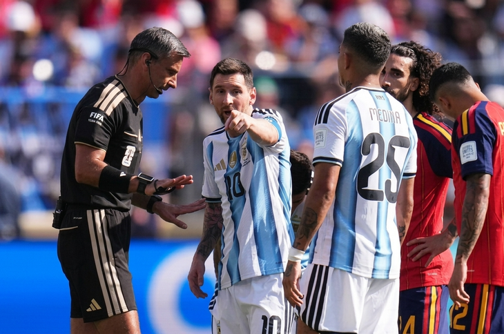 Trọng tài Vincic hé lộ cuộc trò chuyện với Messi ở chung kết World Cup 2026 - Ảnh 2.