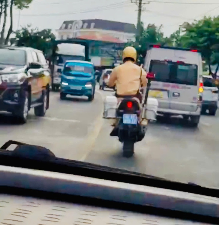 Cảnh sát giao thông Đồng Tháp dẫn đường đưa người dân đi cấp cứu nhận "mưa" lời khen - Ảnh 1.