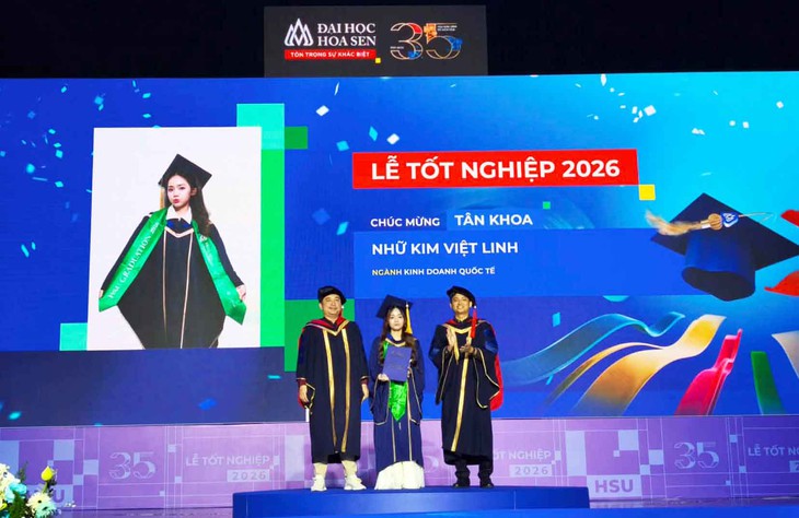 Từ 5,2 điểm môn phần mềm đến thủ khoa Thiết kế thời trang ở tuổi 40 - Ảnh 2.