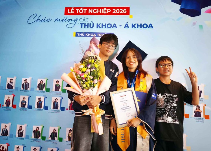 Từ 5,2 điểm môn phần mềm đến thủ khoa Thiết kế thời trang ở tuổi 40 - Ảnh 1.