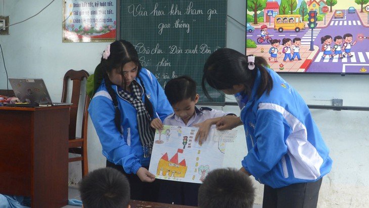 Thiếu nhi 'bỏ túi' kỹ năng an toàn giao thông trong lớp học của chiến sĩ Mùa hè xanh - Ảnh 2.