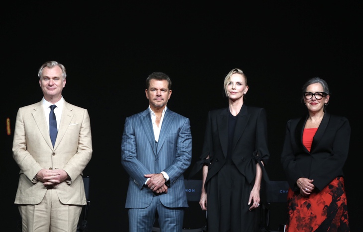 Khán giả Trung Quốc hát mừng sinh nhật Christopher Nolan, xô bắp rang The Odyssey cháy hàng 7 phút - Ảnh 2.