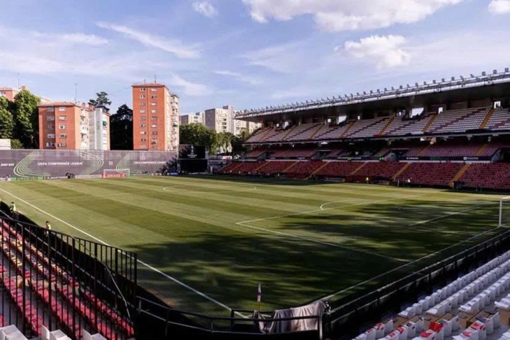 Sân nhà Rayo Vallecano bị thu giấy phép vì nước nhiễm khuẩn - Ảnh 1.