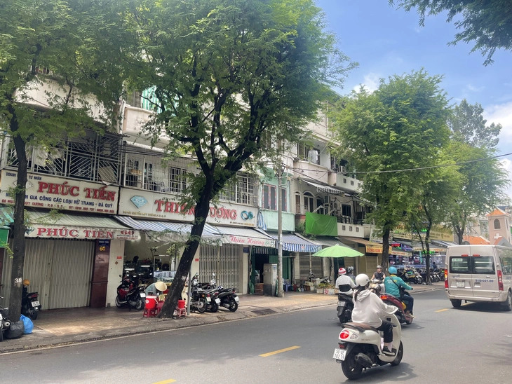 Ngoài tắc thanh khoản, tiệm vàng, kim cương còn đóng cửa vì điều gì? - Ảnh 1.