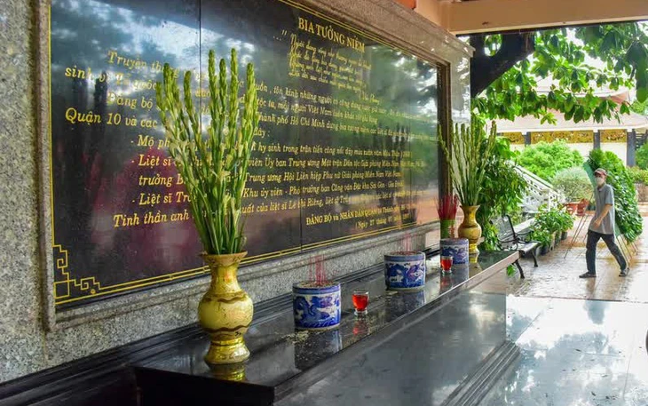 Đào đất móng trụ, chuẩn bị di dời bia tưởng niệm anh hùng liệt sĩ ở công viên Lê Thị Riêng - Ảnh 5.