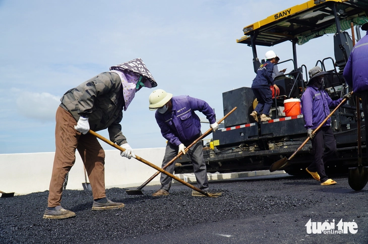 Cao tốc Cao Lãnh - An Hữu chạy nước rút, quyết thông xe ngày 20-12 dù thiếu đá, mưa kéo dài - Ảnh 1.
