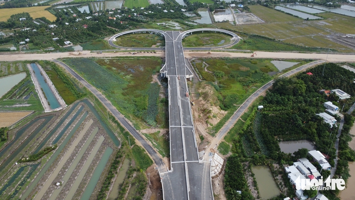 Cao tốc Cao Lãnh - An Hữu chạy nước rút, quyết thông xe ngày 20-12 dù thiếu đá, mưa kéo dài - Ảnh 2.