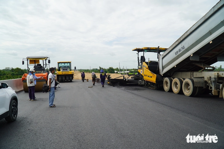 Cao tốc Cao Lãnh - An Hữu chạy nước rút, quyết thông xe ngày 20-12 dù thiếu đá, mưa kéo dài - Ảnh 3.