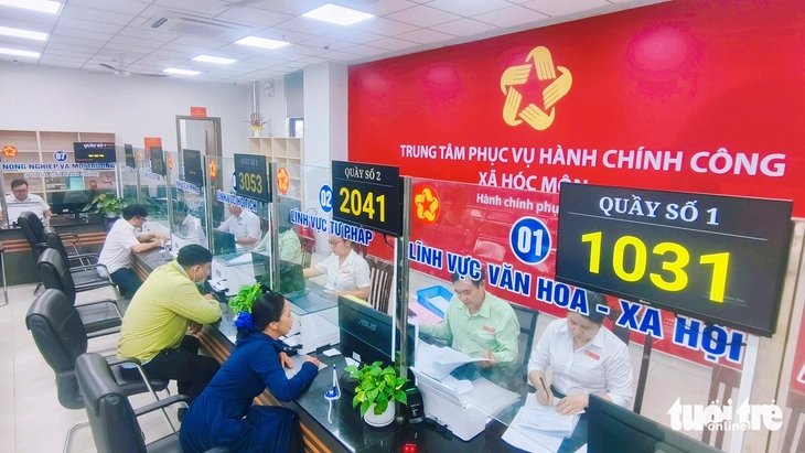 Hóc Môn mang dịch vụ công đến tận nhà cụ bà 101 tuổi, phục vụ miễn phí - Ảnh 2.