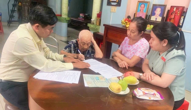 Hóc Môn mang dịch vụ công đến tận nhà cụ bà 101 tuổi, phục vụ miễn phí - Ảnh 1.