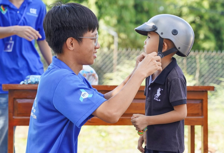 Thiếu nhi 'bỏ túi' kỹ năng an toàn giao thông trong lớp học của chiến sĩ Mùa hè xanh - Ảnh 1.