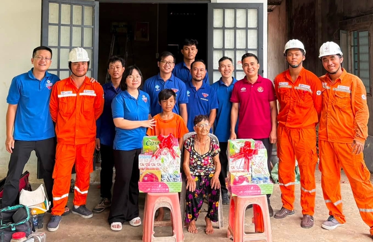 Chiến sĩ Kỳ nghỉ hồng tư vấn thủ tục hành chính và sửa điện cho bà con TP . HCM - Ảnh 2.