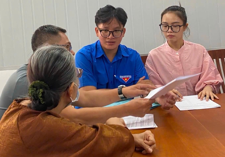 Chiến sĩ Kỳ nghỉ hồng tư vấn thủ tục hành chính và sửa điện cho bà con TP . HCM - Ảnh 3.