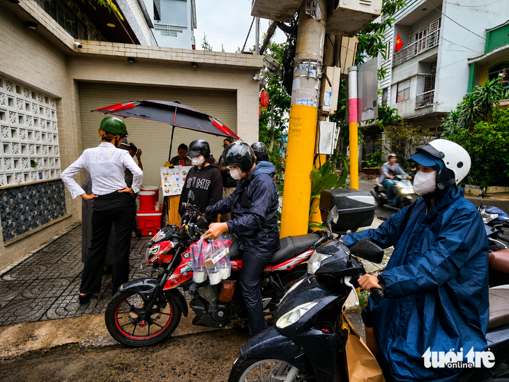 Đội mưa, xếp hàng mua sữa tuyết Vân Nam đang gây sốt ở TP.HCM - Ảnh 4.