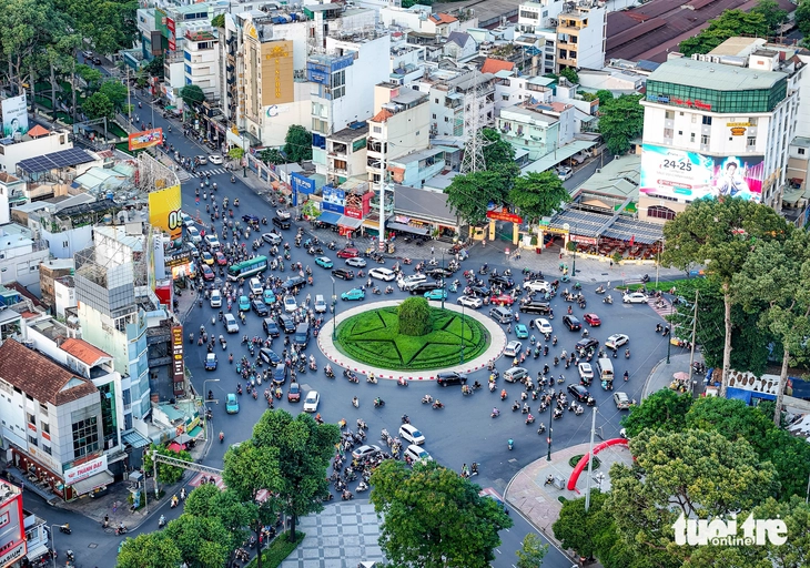 Rào chắn một phần nút giao Lý Thái Tổ - Hùng Vương làm đường thoát nước - Ảnh 1.