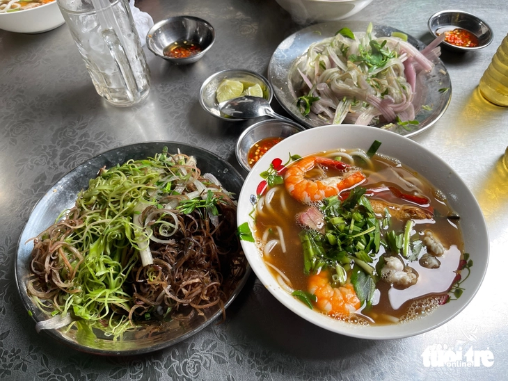 Vì sao người nước ngoài mê đồ ăn sáng Việt Nam: bò né, bánh cuốn, xôi mặn…sao mà kể hết - Ảnh 4.