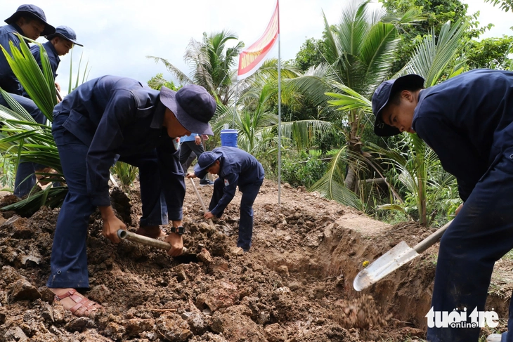 Bữa cơm trưa dưới tán xoài Cao Lãnh của chiến sĩ Đội K91 - Ảnh 1.