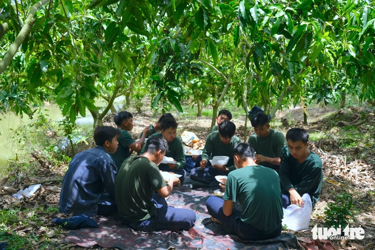 Bữa cơm trưa dưới tán xoài Cao Lãnh của chiến sĩ Đội K91 - Ảnh 2.