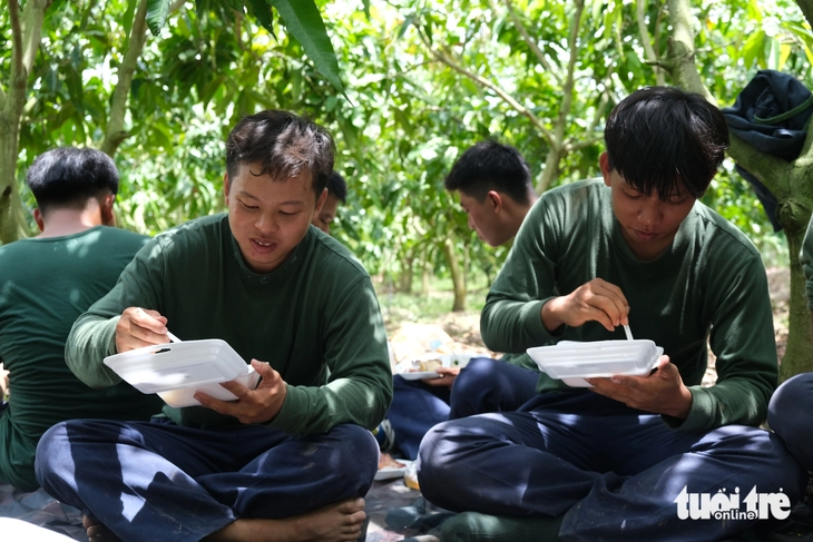 Bữa cơm trưa dưới tán xoài Cao Lãnh của chiến sĩ Đội K91 - Ảnh 3.