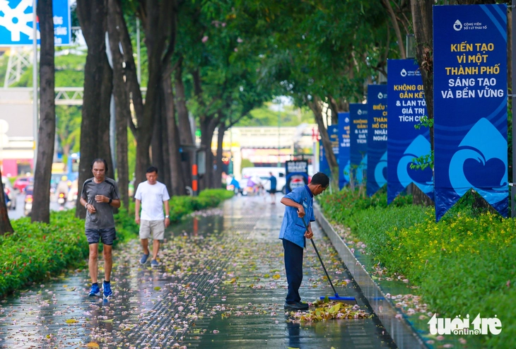 Phường Vườn Lài phản hồi tình trạng hàng rong quanh công viên số 1 Lý Thái Tổ - Ảnh 2.