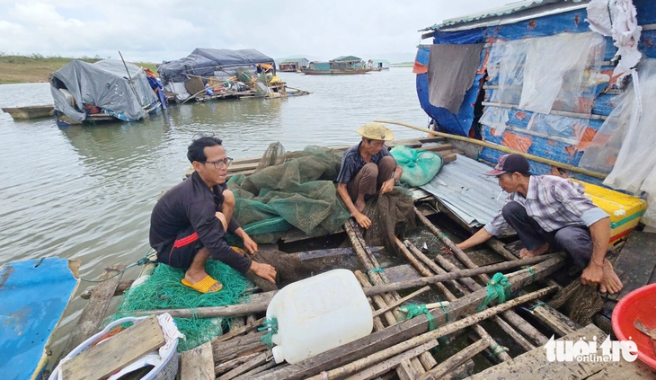 Ngư dân lòng hồ thủy lợi Ia Mơ lo mất 'cần câu cơm' - Ảnh 1.