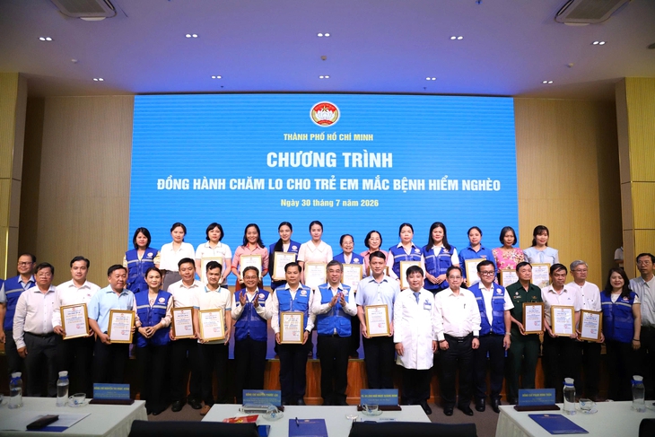 Không để trẻ em mắc bệnh mà không được đến trường - Ảnh 1.