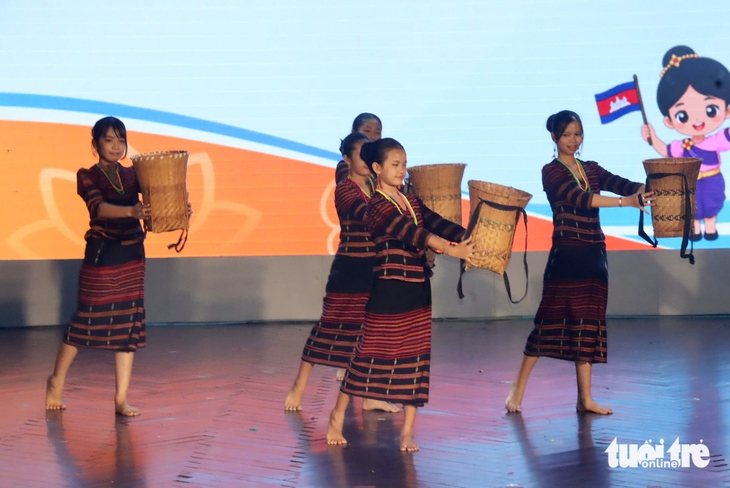 Nhịp cầu văn hóa thêm tình hữu nghị thiếu nhi Việt Nam - Lào - Campuchia - Ảnh 18.