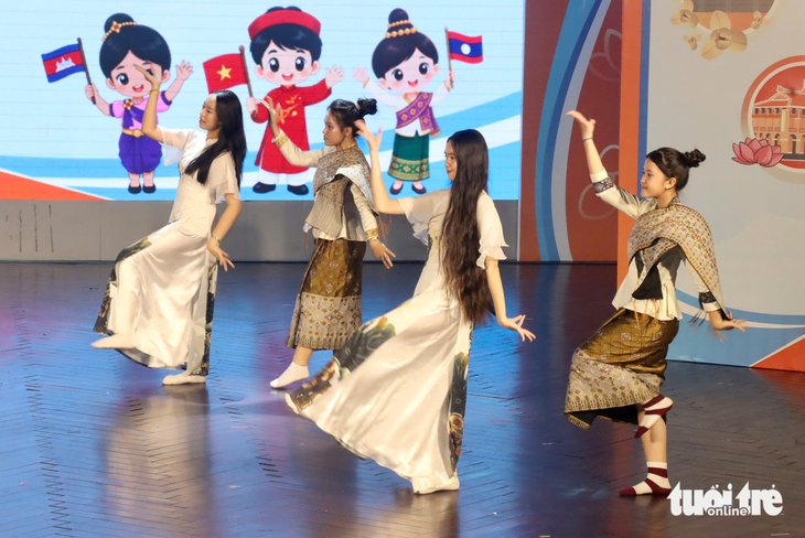 Nhịp cầu văn hóa thêm tình hữu nghị thiếu nhi Việt Nam - Lào - Campuchia - Ảnh 15.