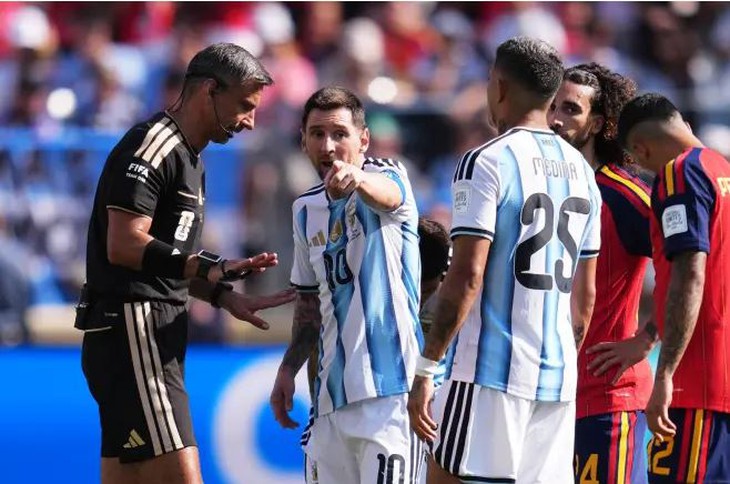 Trọng tài Vincic hé lộ cuộc trò chuyện với Messi ở chung kết World Cup 2026 - Ảnh 1.