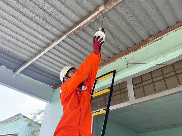 Chiến sĩ Kỳ nghỉ hồng tư vấn thủ tục hành chính và sửa điện cho bà con TP . HCM - Ảnh 1.