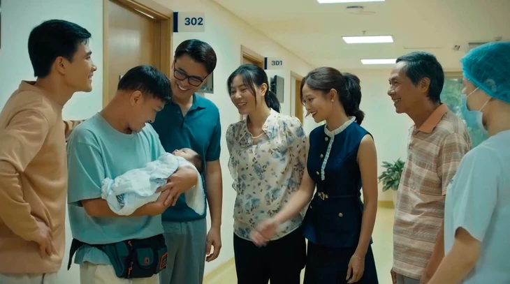 Dưới ô cửa sáng đèn cắt cảnh Dương ôm Trang sau khi bị khán giả phản ứng - Ảnh 3.