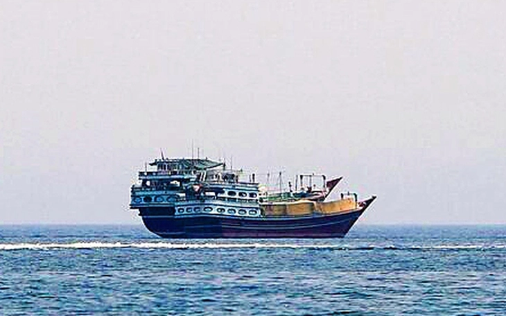 Tàu chở dầu Nga gặp nạn ngoài khơi Trung Đông, dầu tràn phủ gần 400km vuông mặt biển - Ảnh 2.