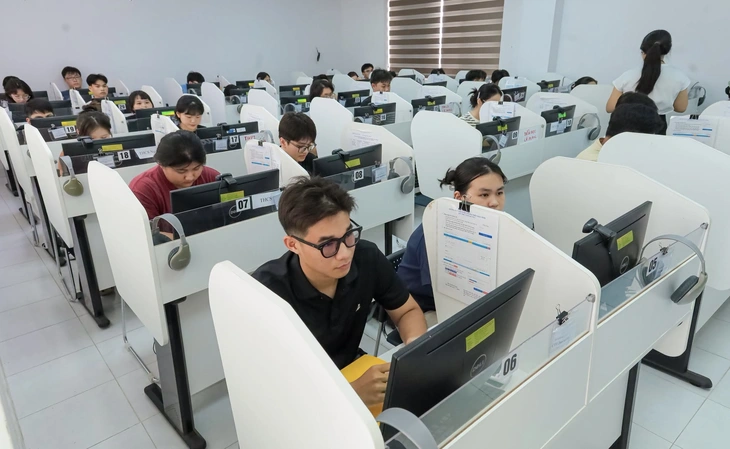 Thi tốt nghiệp THPT trên máy tính và những tương đồng với kỳ thi V-SAT - Ảnh 1.