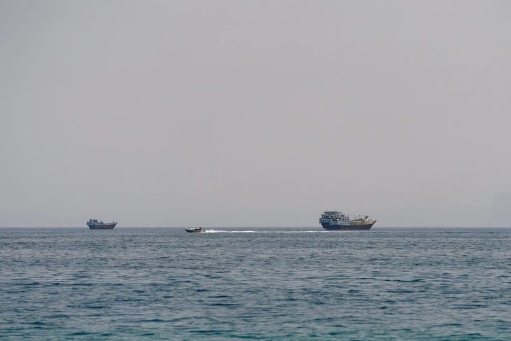Hai tàu chở dầu quay đầu vì bốc cháy tại eo biển Hormuz - Ảnh 1.