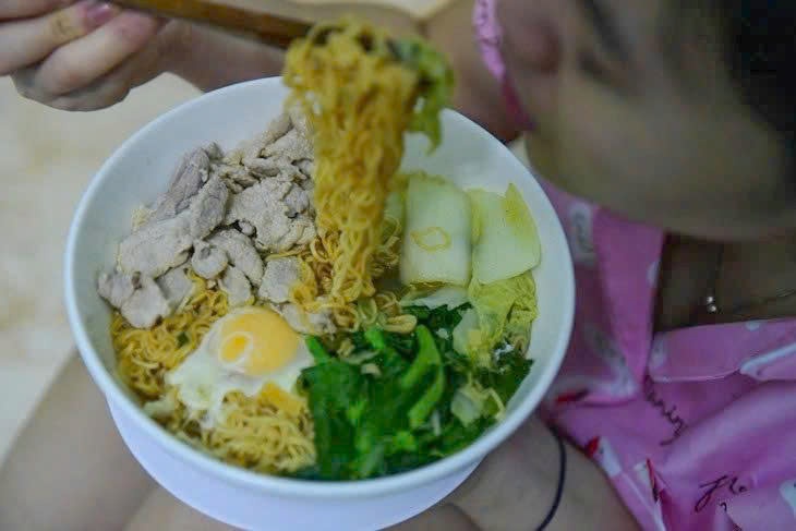  Người Việt chi 18.400 đồng cho một tô mì gói - Ảnh 1.