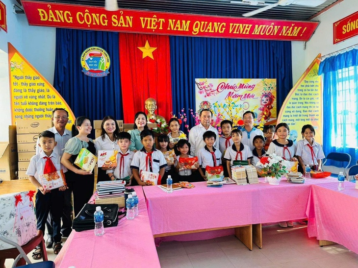 Tin học Đại Dương đồng hành chương trình Trao tặng Phòng học số - Ảnh 1.
