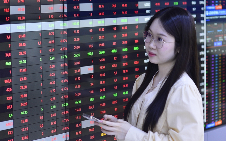 Cổ phiếu chứng khoán, ngân hàng nổi sóng, VN-Index tăng gần 40 điểm - Ảnh
4.