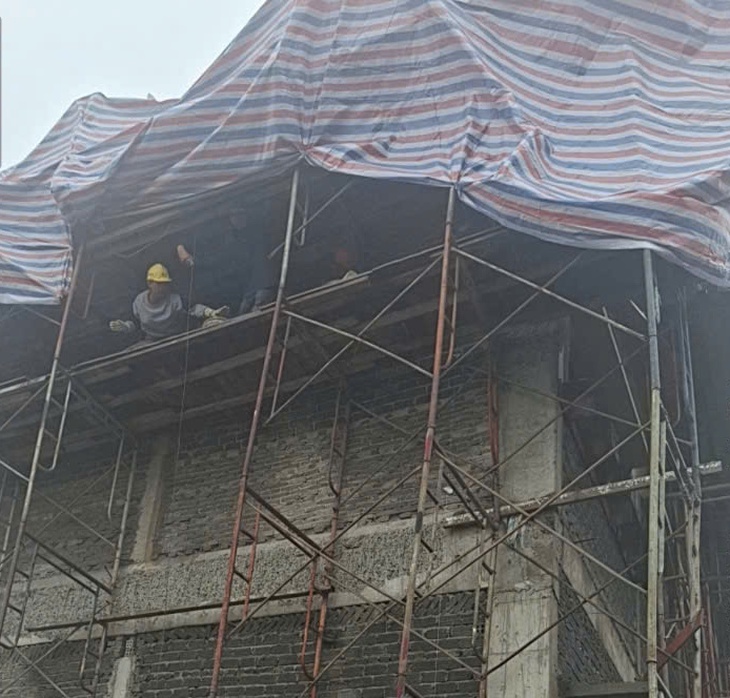 Căng bạt, dầm mưa, nỗ lực đưa trường nội trú liên cấp vùng biên Lâm Đồng về đích - Ảnh 1.