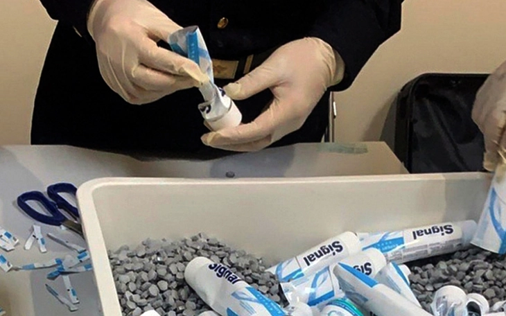 Vụ tiếp viên hàng không xách tay ma túy: TAND TP.HCM kêu gọi Hà Danh Nậm và 3 bị cáo trốn truy nã ra đầu thú - Ảnh 2.