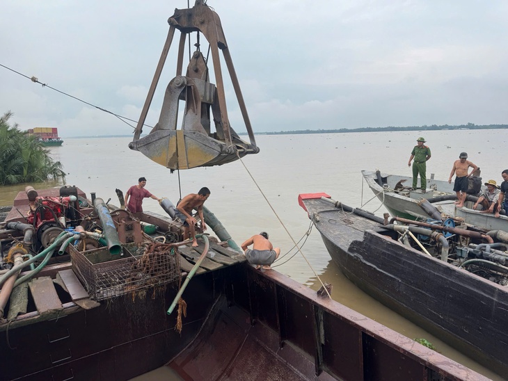 Vĩnh Long phát hiện 325 vụ cát tặc trên sông Hậu , xử phạt hơn 1 , 1 tỉ năm 2026 - Ảnh 1.