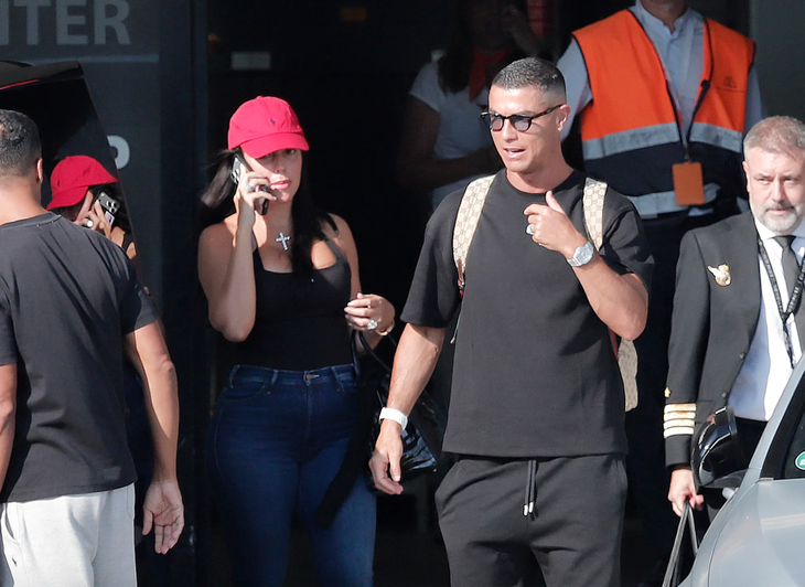 Ronaldo đeo nhẫn kim cương, tin đồn cưới xin lại bùng nổ - Ảnh 1.