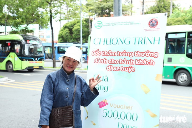 Đi xe buýt, người dân TP.HCM nhận thêm niềm vui từ chương trình bốc thăm trúng thưởng  - Ảnh 3.