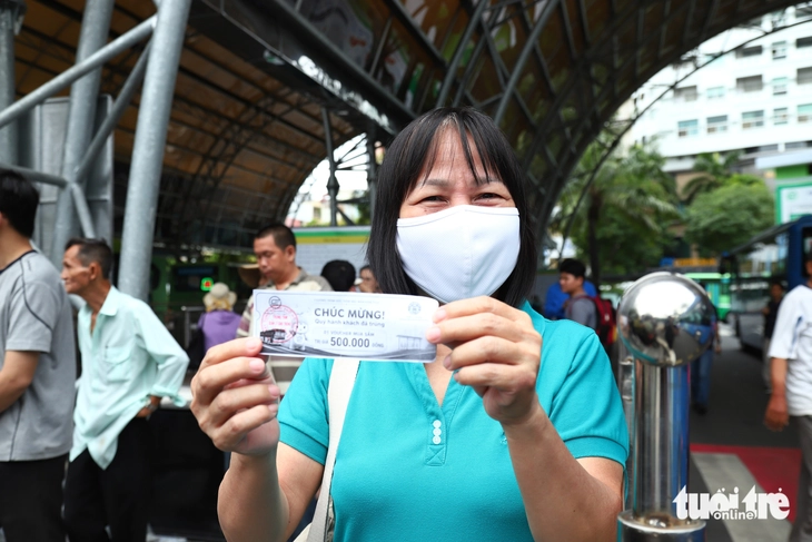 Đi xe buýt, người dân TP.HCM nhận thêm niềm vui từ chương trình bốc thăm trúng thưởng  - Ảnh 4.