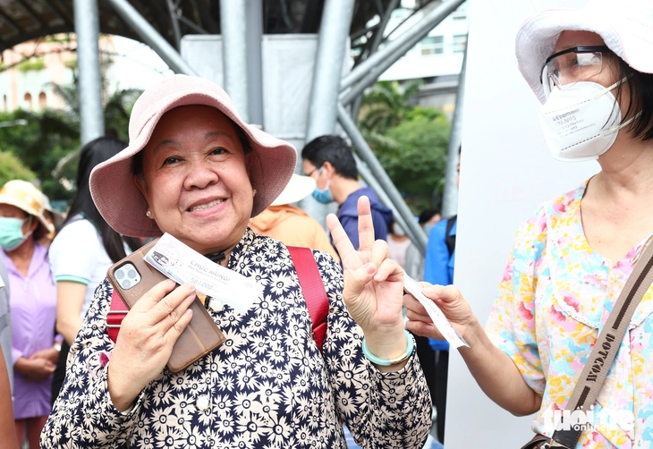 Đi xe buýt, người dân TP.HCM nhận thêm niềm vui từ chương trình bốc thăm trúng thưởng  - Ảnh 1.